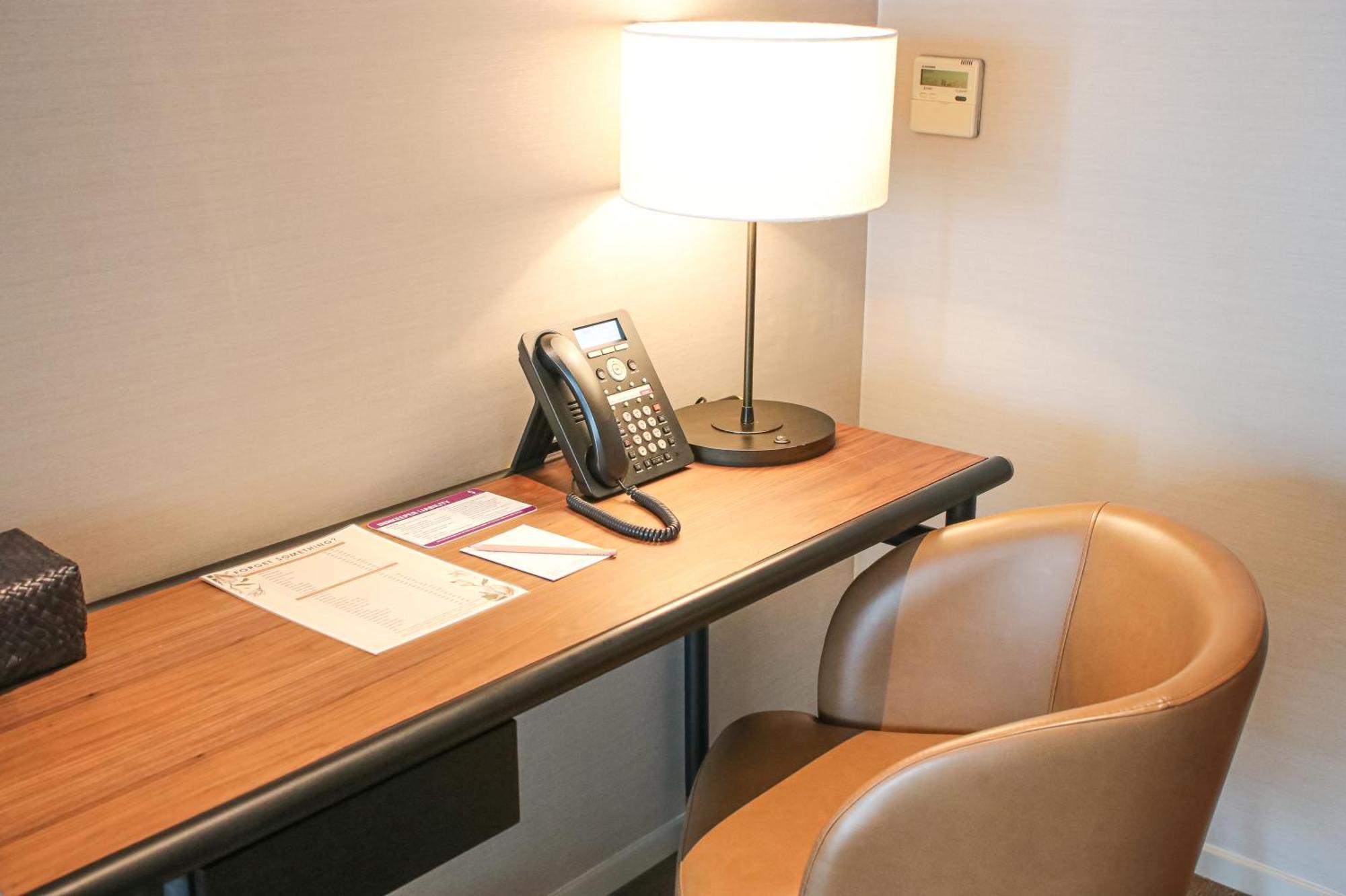 Sivatel Bangkok Hotel Екстериор снимка A desk with a telephone