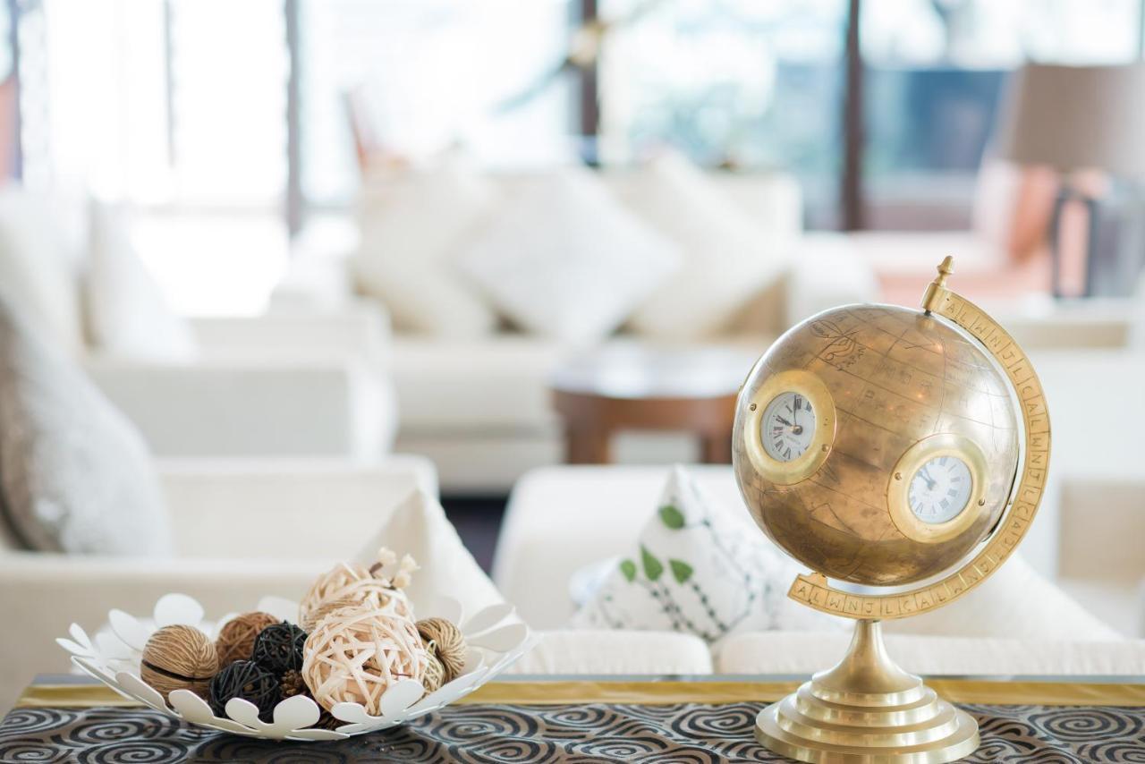 Sivatel Bangkok Hotel Екстериор снимка A globe clock
