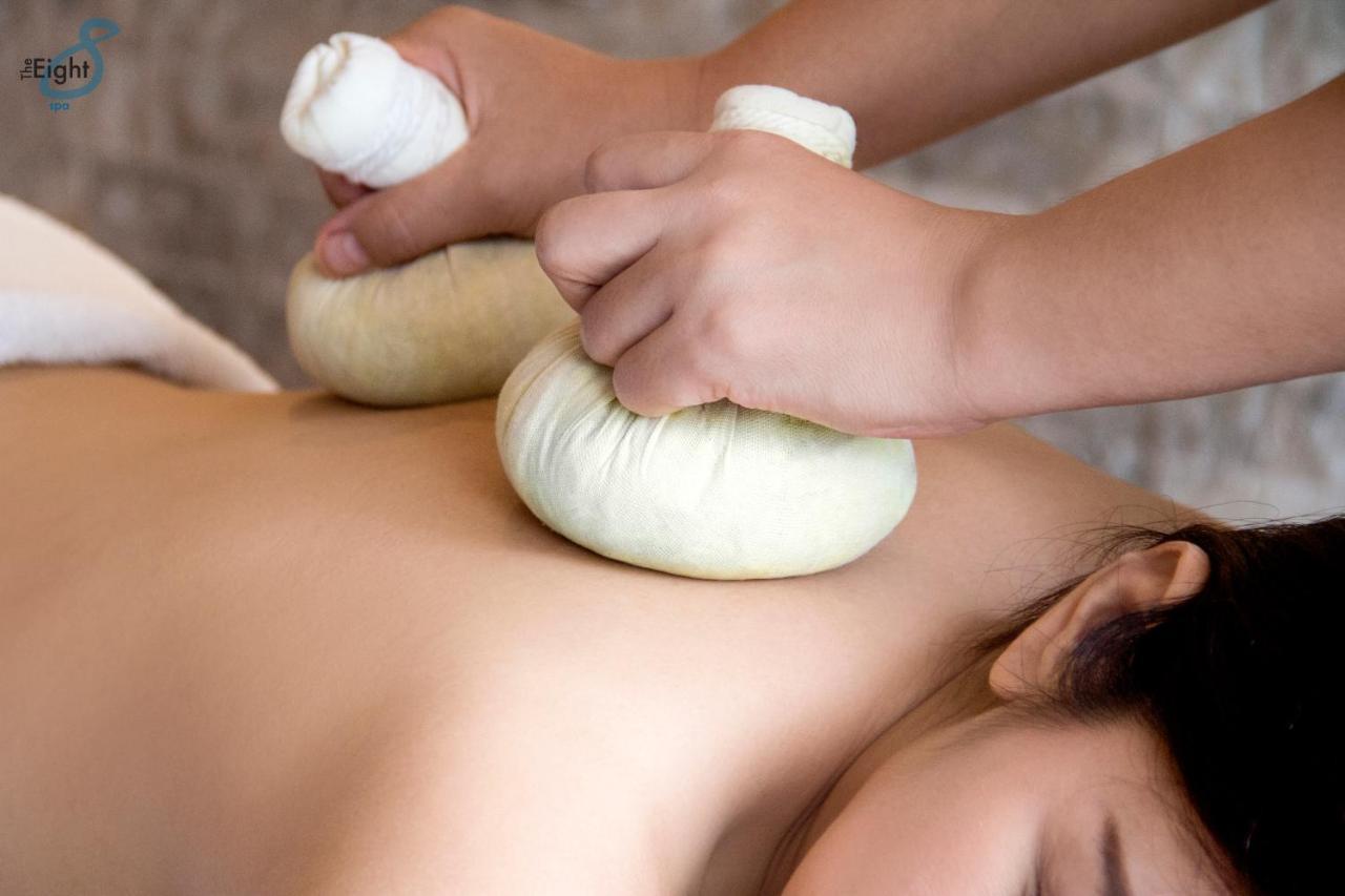 Sivatel Bangkok Hotel Екстериор снимка Thai herbal compress massage