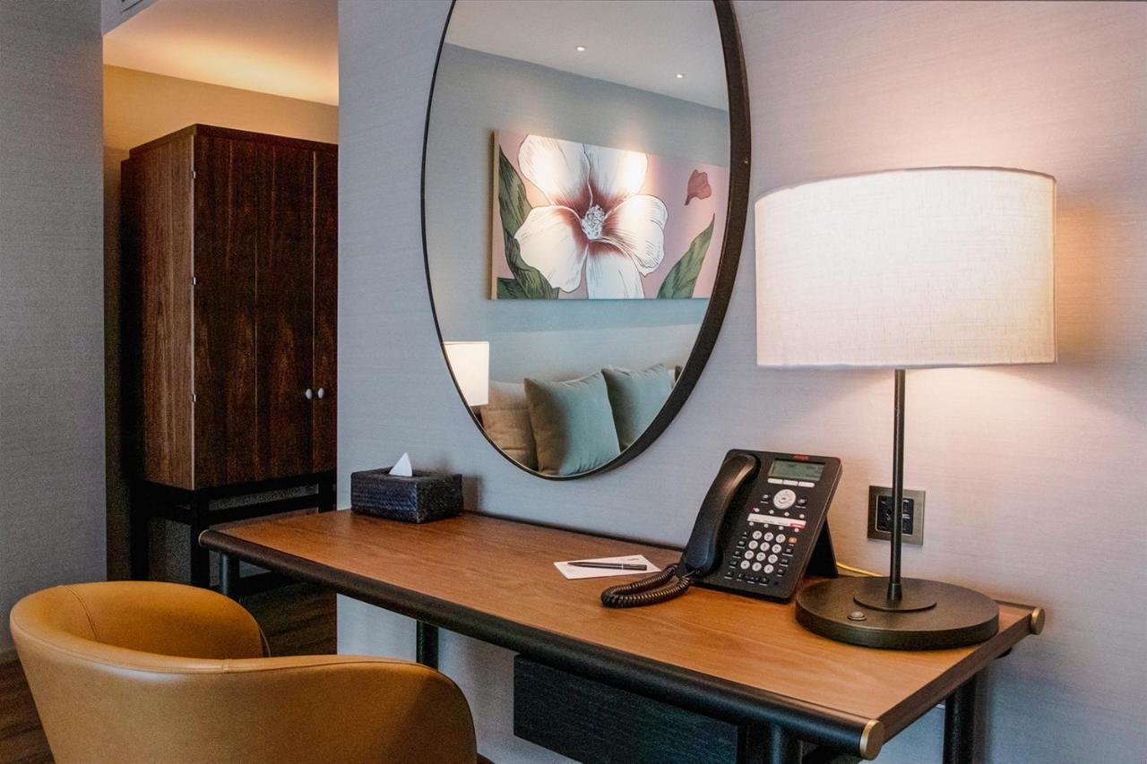 Sivatel Bangkok Hotel Екстериор снимка A desk with a telephone