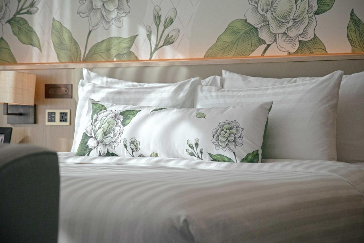 Sivatel Bangkok Hotel Екстериор снимка Silk pillows