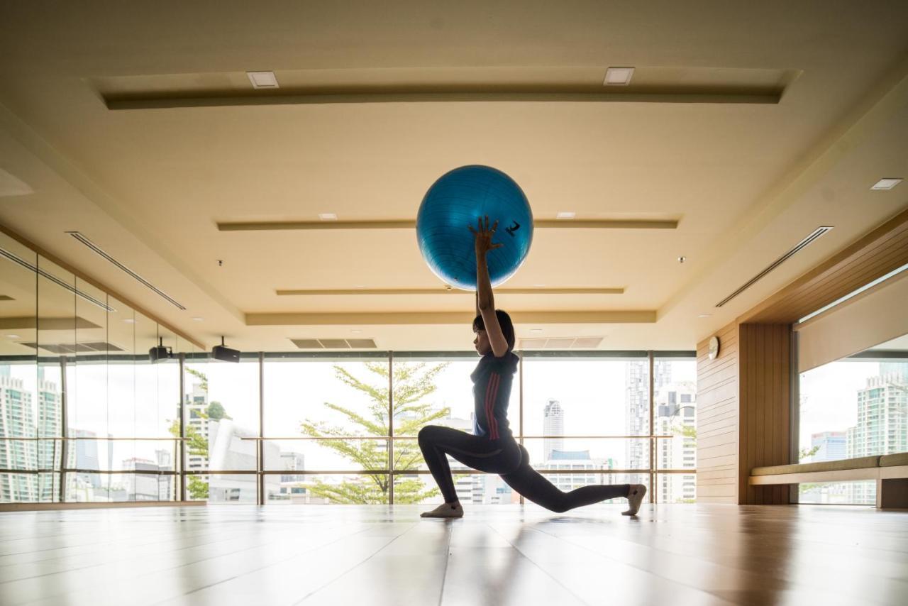 Sivatel Bangkok Hotel Екстериор снимка A woman using a Swiss ball