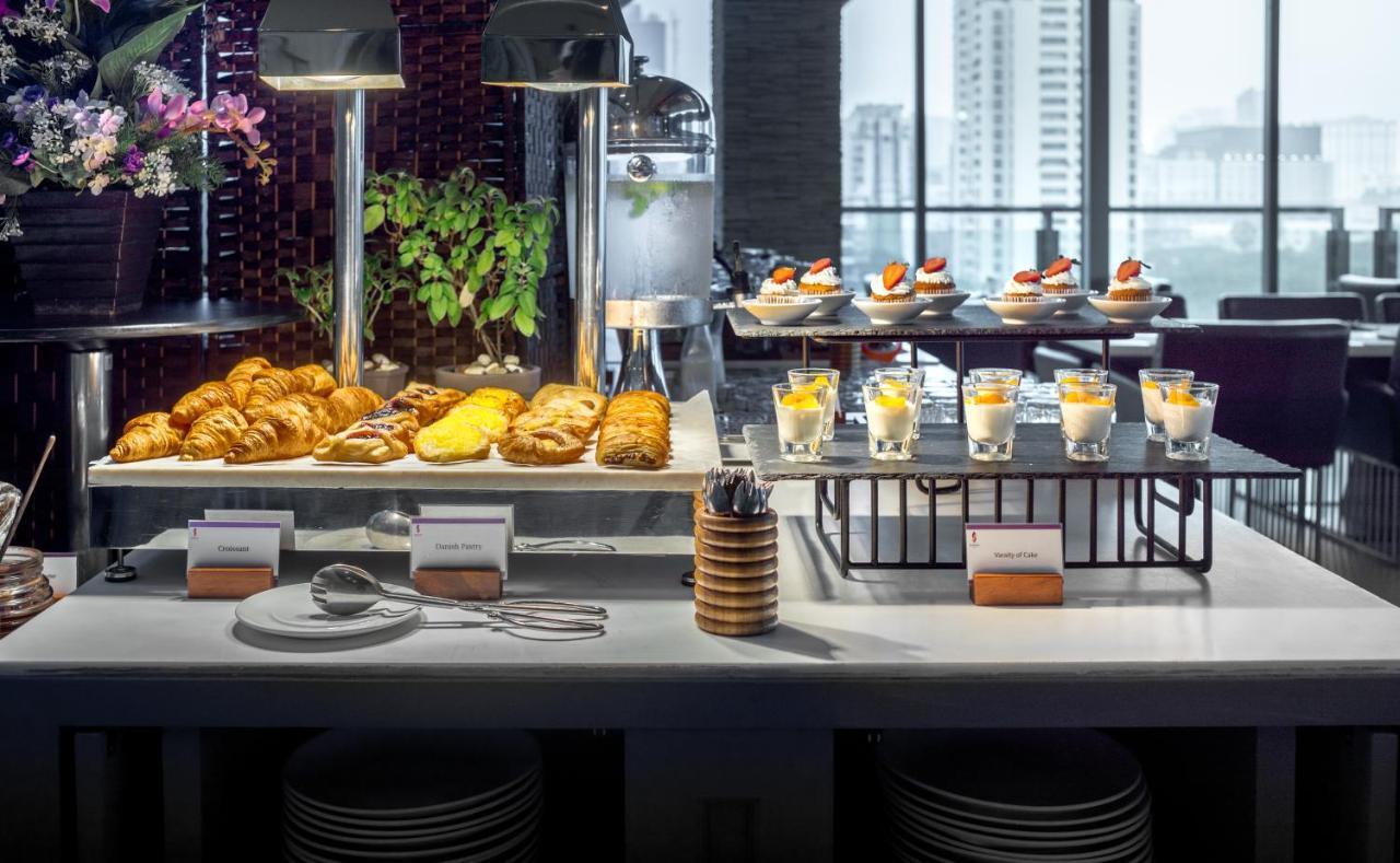 Sivatel Bangkok Hotel Екстериор снимка A buffet at a hotel