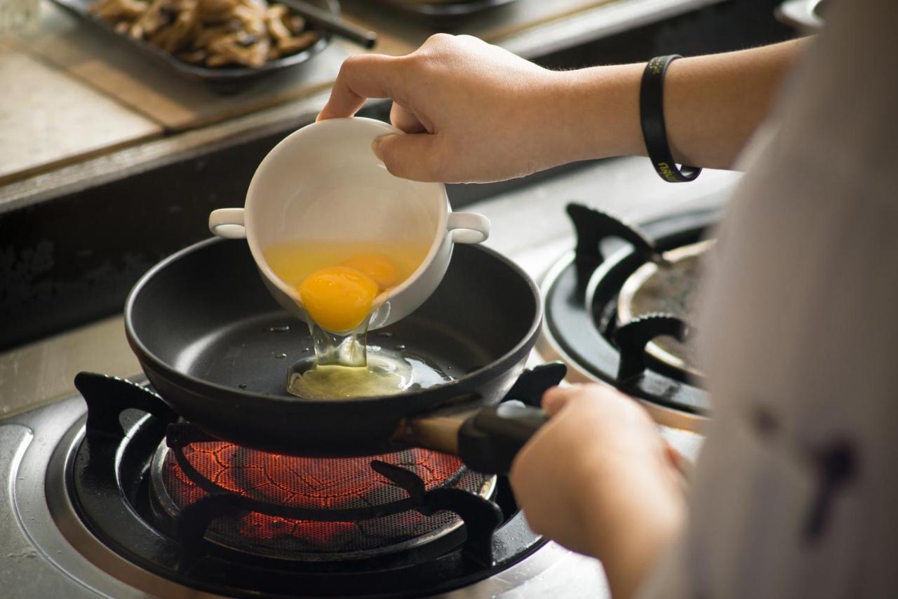 Sivatel Bangkok Hotel Екстериор снимка Egg being poured into a pan