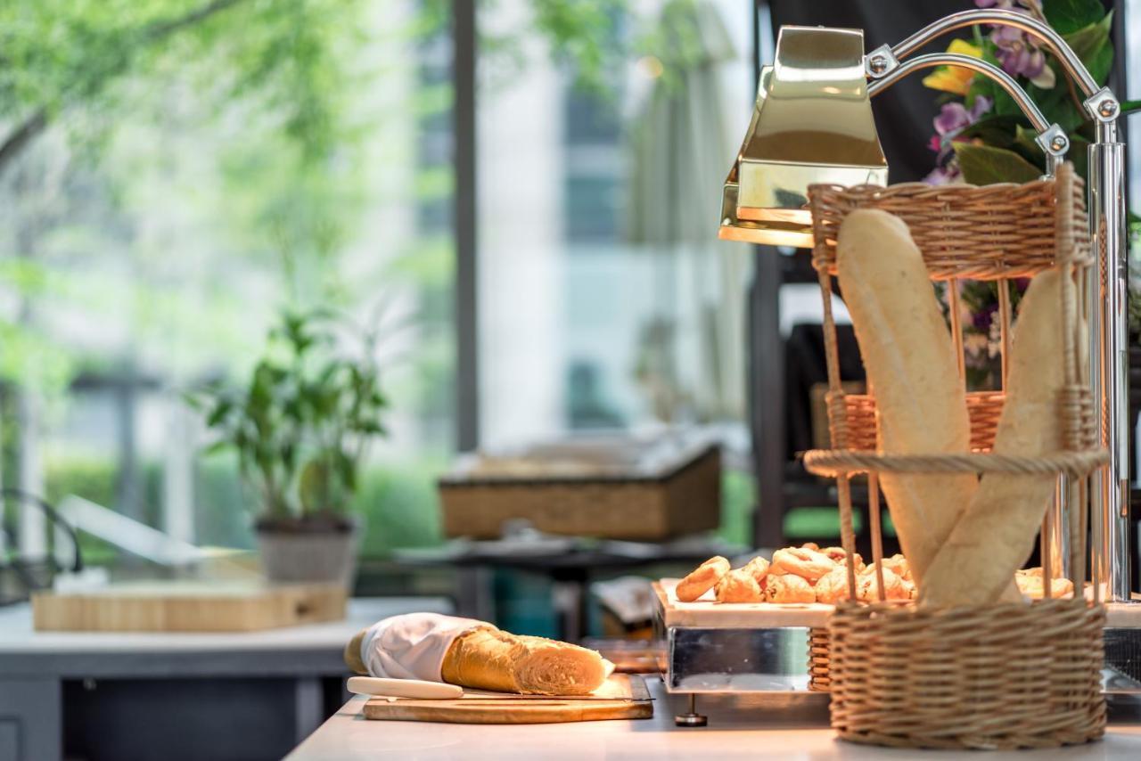 Sivatel Bangkok Hotel Екстериор снимка Bread at a buffet