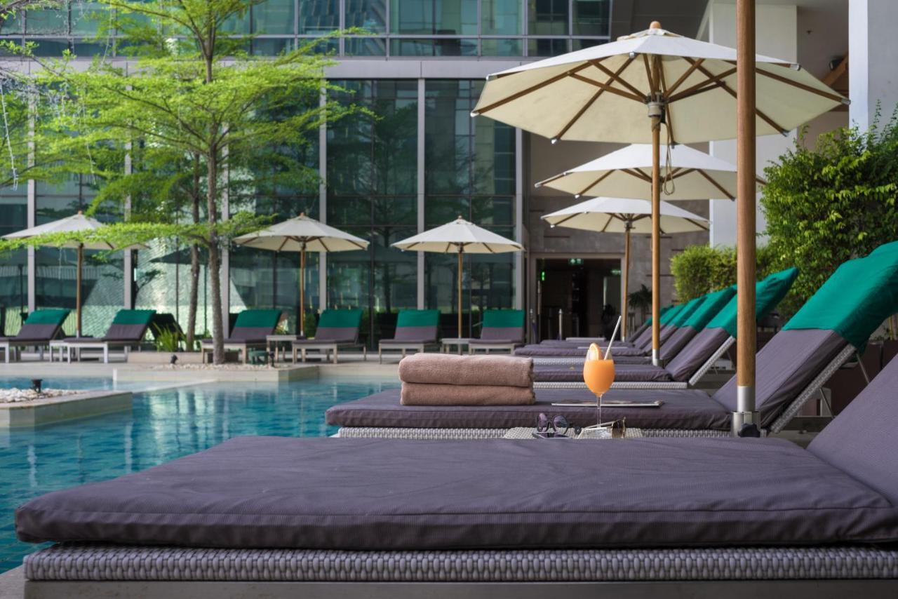 Sivatel Bangkok Hotel Екстериор снимка The swimming pool at the hotel