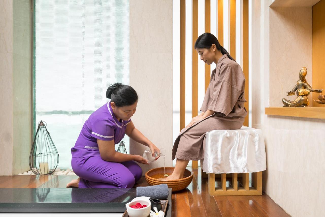 Sivatel Bangkok Hotel Екстериор снимка Thai foot massage